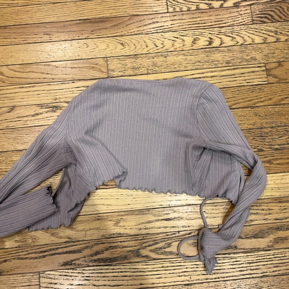 Garage wrap around long sleeve ties in front - Picture 2 of 3